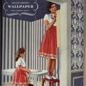 Könnte beinhalten: Eine Vintage-Werbung für Color-Perfect Tapete von Sears, Roebuck and Co. mit einer Frau und einem Mädchen in roten Polka-Dot-Kleidern, die Tapete in einem Raum mit blau-weiß gestreiftem Tapetenmuster anbringen.
