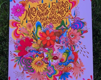 Può includere: Una colorata stampa artistica psichedelica con il volto di una donna circondato da fiori vibranti e motivi vorticosi. L'opera d'arte include il testo "May the flowers remind us why the pain was necessary."