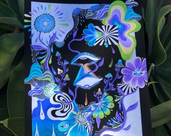 Può includere: Una stampa d'arte psichedelica con sfondo nero e un design colorato che presenta un grande occhio, fiori e funghi. La stampa è incorniciata con un bordo argentato.