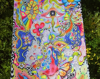 Può includere: Stampa d'arte psichedelica con un design colorato e vorticoso con fiori, farfalle e occhi. La stampa è realizzata in una varietà di colori, tra cui rosa, blu, verde, giallo e arancione.