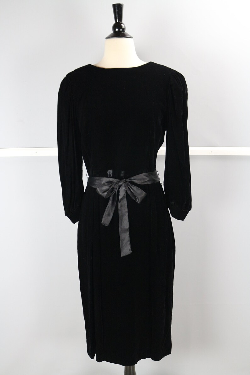 Vintage Satin Lined Scoop Neck Pinup Cocktail Dress with Puff Sleeves