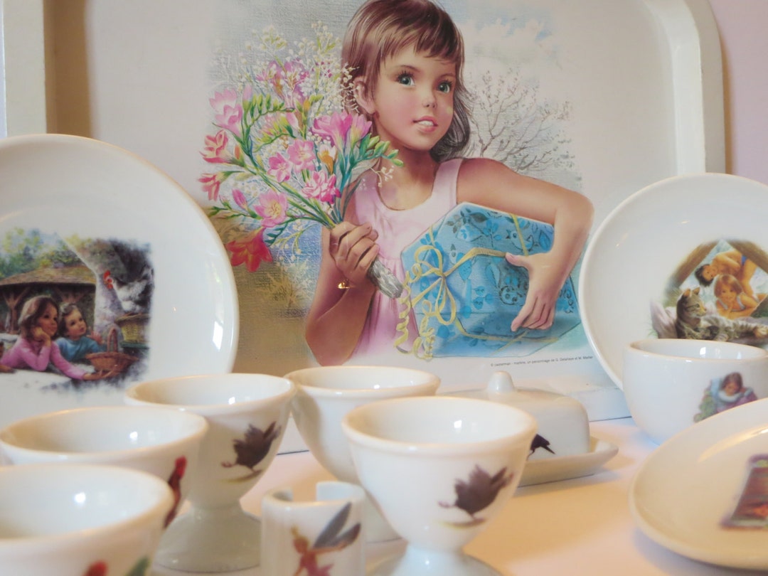 Vaisselle De Poupée En Porcelaine – 15 Pièces, Service à Thé Miniature échelle 1:12. Théière, Sucrier, Tasses, Plateaux. Parfait Pour Maison De Poupées, Déco Ou Jeu.