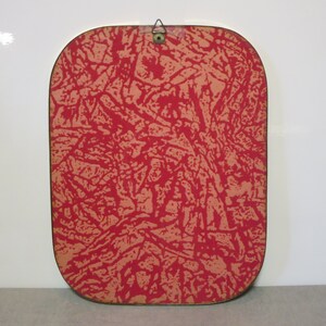 Peut inclure: Un miroir rectangulaire avec un cadre arrondi en rouge et beige. Le cadre a un motif textur&eacute;.