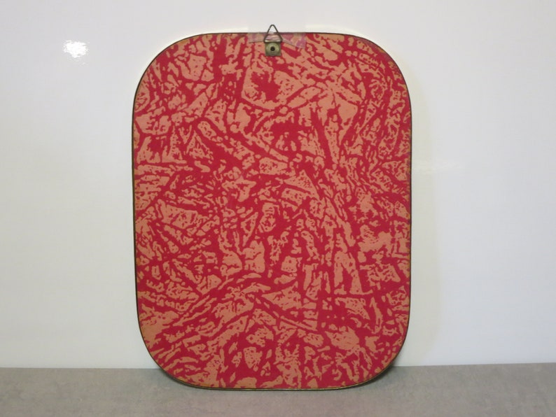 Peut inclure: Un miroir rectangulaire avec un cadre arrondi en rouge et beige. Le cadre a un motif textur&eacute;.