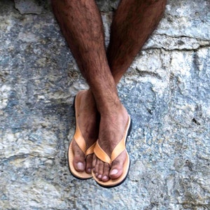Chinelo de couro masculino: sandálias marrons naturais, feitas sob medida