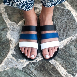 Sandales colorées, toboggans noirs, bleu marine et blancs, sandales trois couleurs, toboggans pour femmes image 1