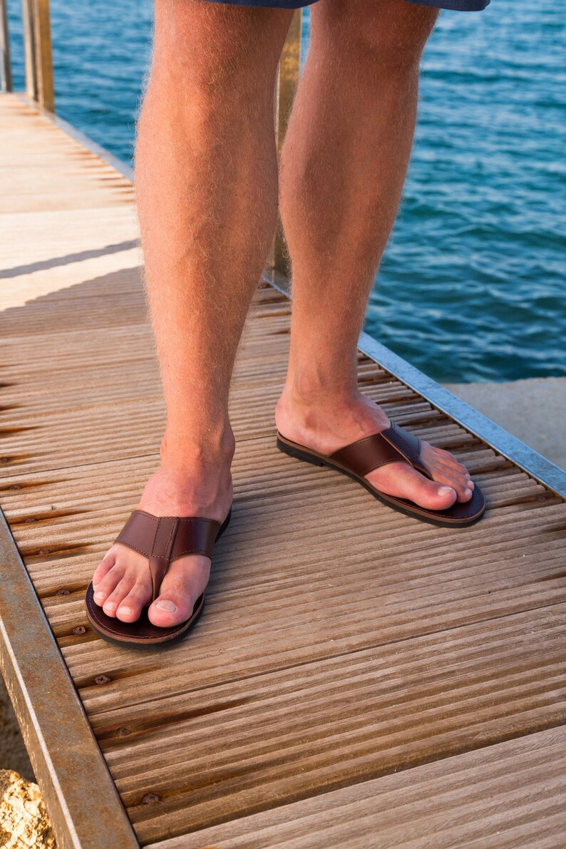 flip flops for wide feet mens