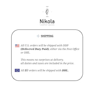 Puede incluir: Fondo blanco con el texto "Nikola Leather goods" y un logotipo estilizado. Se muestra el texto "SHIPPING", seguido de informaci&oacute;n sobre la entrega de pedidos en EE. UU. y la UE, incluyendo "DDP" y "DHL".