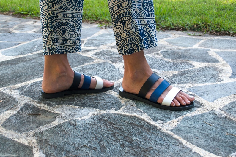 Sandales colorées, toboggans noirs, bleu marine et blancs, sandales trois couleurs, toboggans pour femmes image 3