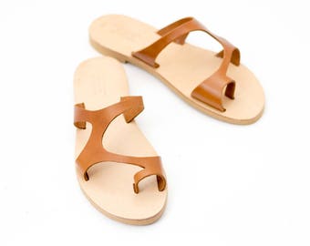 Sandalias gladiadoras de cuero: Sandalias con anillo para el dedo del pie para mujer, color marrón avellana.