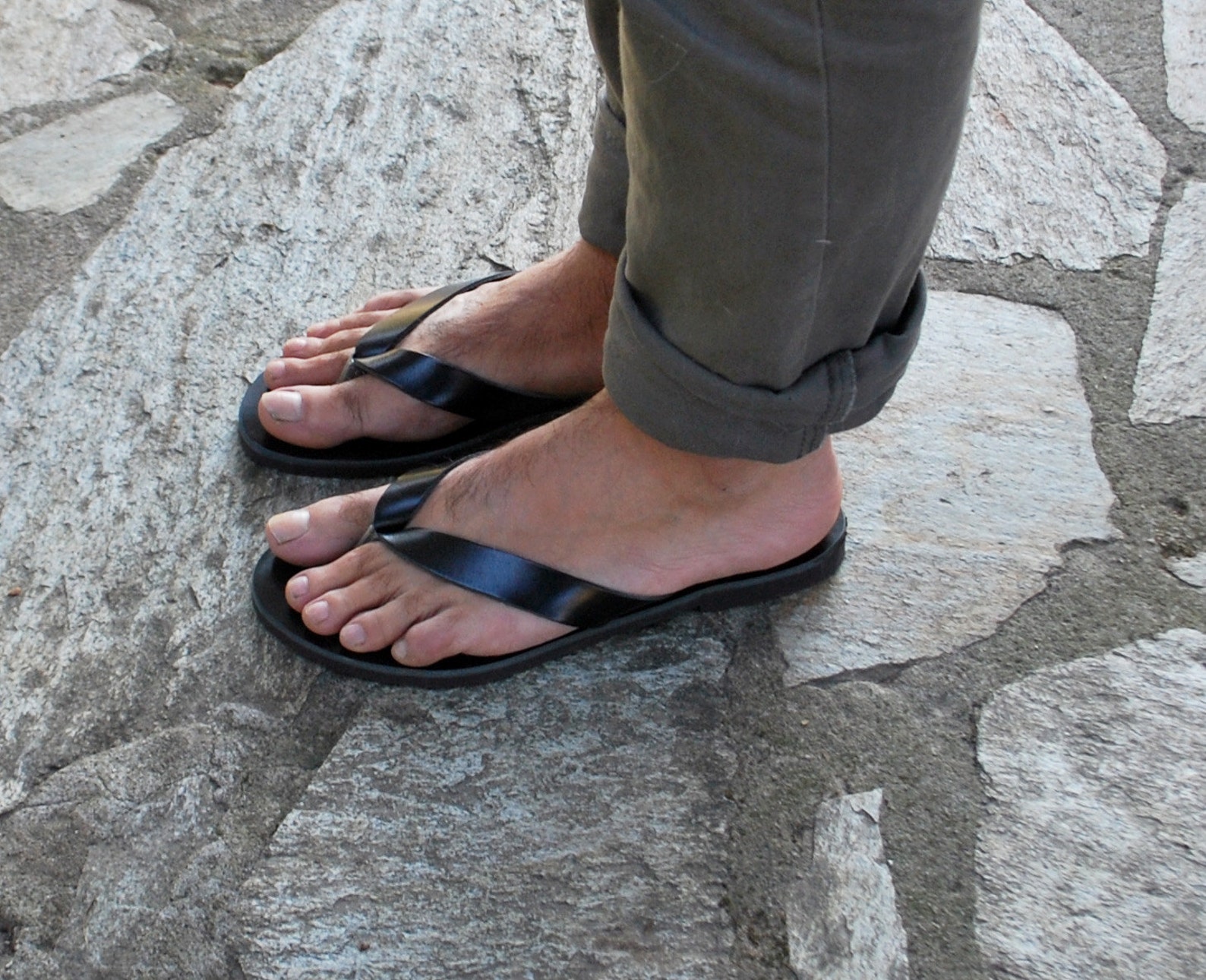 mens black flip flops