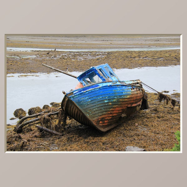 Photographie de bateau abandonnée de pêche échoué navire patiné bois Irlande paysage marin Peeling peinture nautique mur côtier impression d’Art en bois