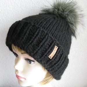 Lady bobble hat with pompom Fakefur Wolf