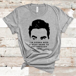 Ich werde einen steifen Drink brauchen, um durch dieses Shirt zu kommen, David Rose Shirts, lustige Shirts, dreimal jetzt, Apotheker, Ew, David, lustiges TV Shirt