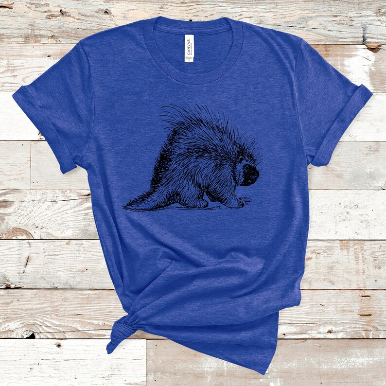 K&ouml;nnte beinhalten: Ein k&ouml;nigsblaues T-Shirt mit einer Schwarz-Wei&szlig;-Zeichnung eines Stachelschweins auf der Vorderseite.