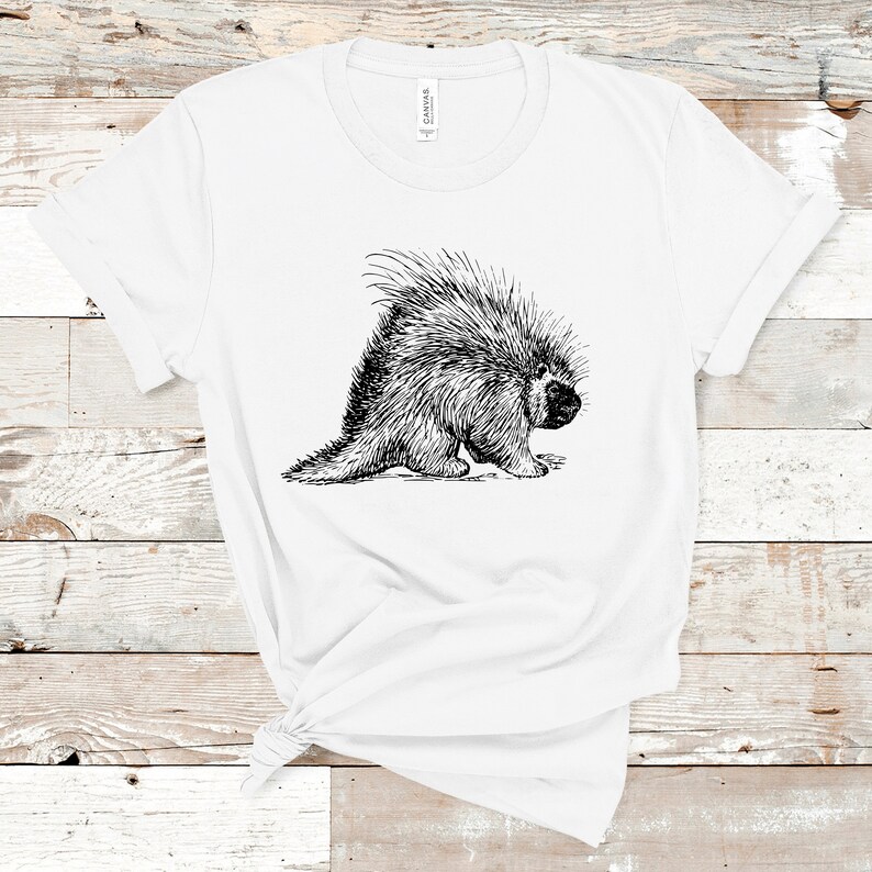 K&ouml;nnte beinhalten: Ein wei&szlig;es T-Shirt mit einer Schwarzwei&szlig;-Zeichnung eines Stachelschweins auf der Vorderseite.