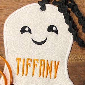 Bestickter Stoff-Geist-Namensschild Personalisierter Taschenanhänger Halloween-Korb-Tag Gastgeschenke Gruseliger Korb-Namenskarte Geisteranhänger