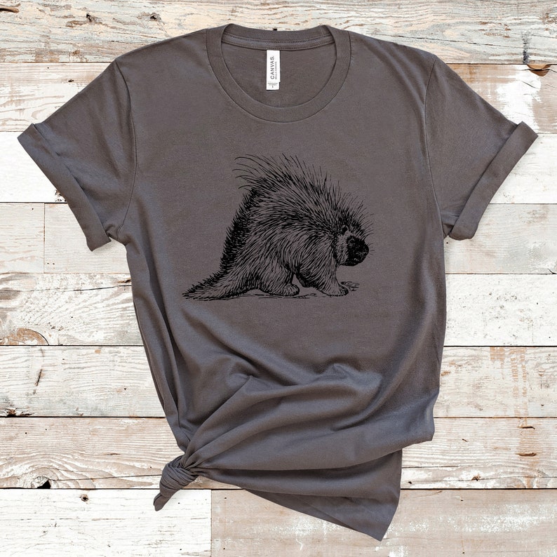 K&ouml;nnte beinhalten: Ein dunkelgraues T-Shirt mit einer Schwarzwei&szlig;illustration eines Stachelschweins.