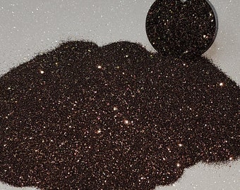 Desert solvent resistant polyester glitter