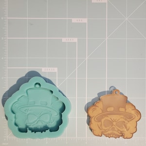 Skull top hat silicone mold. Keychain mold