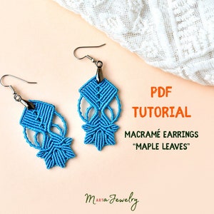 Peut inclure: Tutoriel PDF pour des boucles d'oreilles en macramé appelées "Feuilles d'érable". Les boucles d'oreilles sont bleues et ont un motif de feuille. Le texte "Marta Jewelry" est dans le coin inférieur droit.