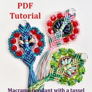 以下が含まれることがあります： 赤、緑、ピンクの紐とビーズで作られた、タッセル付きのマクラメペンダントが3つあります。それぞれのペンダントは、異なるカラーパターンとビーズのデザインが施されています。画像の上部と下部には、「PDFチュートリアル」と「MartaJewelryによるタッセル付きマクラメペンダント」というテキストが表示されています。