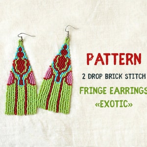 Puede incluir: Un par de pendientes de flecos de cuentas verdes, rojas, rosas y azules. Los pendientes están hechos con un patrón de puntada de ladrillo de 2 gotas. El texto "PATTERN", "2 DROP BRICK STITCH", "FRINGE EARRINGS" y "<EXOTIC>" es visible en la imagen.