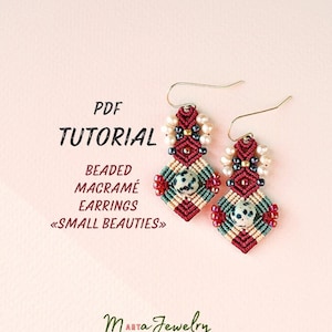 Op de afbeelding: PDF-tutorial voor geknoopte oorringen met kralen, "Small Beauties". De oorringen zijn rood, groen, crème en wit met een zwart-witte steen in het midden. De oorringen hangen aan gouden haakjes.