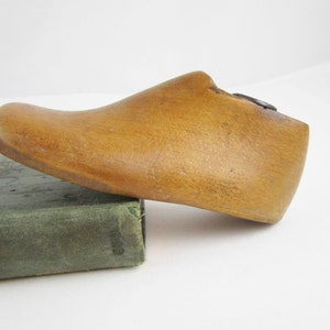 Wood Child&#39;s Shoe Form - Metal Hole - Fabulous Wood Grain and Texture - Used Shoe Form For Size &#39;3E&#39; - Shelf Display