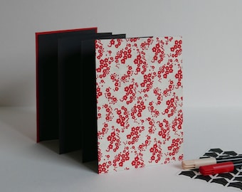 Red Flowers album, accordion photo album. 12.5x17.5 cm, 14 black pages.