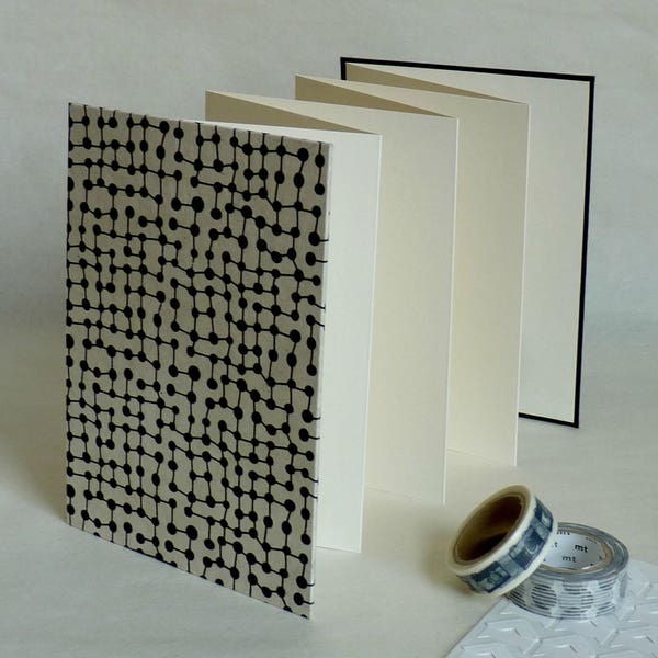 Album Labyrinthe, album photo accordéon noir et blanc, 12,5x17,5 cm, 14 pages blanches.