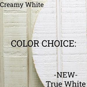 K&ouml;nnte beinhalten: Nahaufnahme von zwei Holzpaneelen, die in verschiedenen Wei&szlig;t&ouml;nen gestrichen sind. Das linke Paneel ist cremewei&szlig; und mit "ORIGINAL - Creamy White" beschriftet. Das rechte Paneel ist ein helleres Wei&szlig; und mit "NEW - True White" beschriftet. Der Text "COLOR CHOICE" erscheint in schwarzer Schrift zwischen den beiden Paneelen.