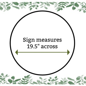 Pu&ograve; includere: Un cerchio bianco con un contorno nero e il testo "Sign measures 19.5" across" con una freccia verde che punta a sinistra e a destra.