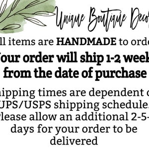 Puede incluir: Texto superpuesto sobre un fondo blanco con un dise&ntilde;o de hoja de acuarela verde. El texto dice: "Unique Boutique Decor -Todos los art&iacute;culos est&aacute;n HECHOS A MANO por encargo- Tu pedido se enviar&aacute; en 1-2 semanas a partir de la fecha de compra Los tiempos de env&iacute;o dependen del horario de env&iacute;o de UPS/USPS. Por favor, permite 2-5 d&iacute;as adicionales para que tu pedido sea entregado"