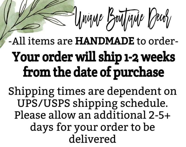Puede incluir: Texto superpuesto sobre un fondo blanco con un dise&ntilde;o de hoja de acuarela verde. El texto dice: "Unique Boutique Decor -Todos los art&iacute;culos est&aacute;n HECHOS A MANO por encargo- Tu pedido se enviar&aacute; en 1-2 semanas a partir de la fecha de compra Los tiempos de env&iacute;o dependen del horario de env&iacute;o de UPS/USPS. Por favor, permite 2-5 d&iacute;as adicionales para que tu pedido sea entregado"