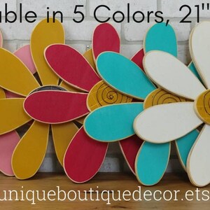 Puede incluir: Cinco flores de margarita de madera en rosa, amarillo, rojo, turquesa y blanco. Las flores tienen un di&aacute;metro de 21 pulgadas o 19 pulgadas. Disponible en 5 colores, 21" o 19"