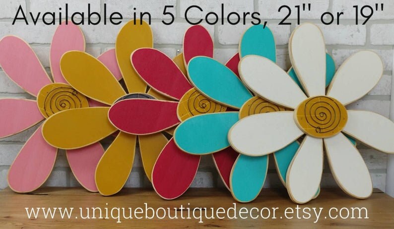 Puede incluir: Cinco flores de margarita de madera en rosa, amarillo, rojo, turquesa y blanco. Las flores tienen un di&aacute;metro de 21 pulgadas o 19 pulgadas. Disponible en 5 colores, 21" o 19"
