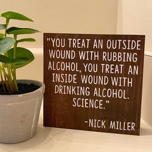 Se cura la herida externa con alcohol isopropílico, la interna con alcohol bebible - cita de Nick Miller sobre ciencia - decoración de carrito de bar - chica nueva