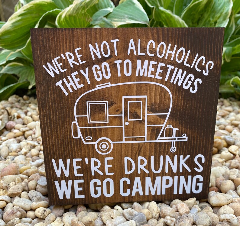 Cartello In Metallo Vintage 20x30 Cm Con Scritta Divertente "We Re Not Alcoholics... We Go Camping" - Decorazione Da Parete Per Bar, Garage E Man Cave