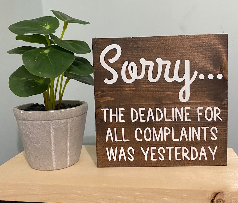 Cartello In Lamiera Vintage "Yesterday Was The Deadline" - 20x30 Cm - Per Interni/Esterni - Bar, Caffetterie, Garage
