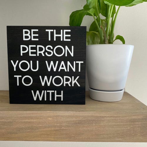 Sé la persona con la que quieres trabajar - decoración de oficina - letrero con frases inspiradoras para el escritorio - letrero divertido para el escritorio de la oficina