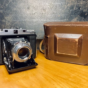 1955 6x6 Zeiss Ikon Mess Ikonta Camera 524/16 with built-in-rangefinder and Novar-Anistigmat 1:3.5, f=75mm lens with leather case