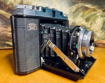 1953 6x6 Zeiss Ikon Mess Ikonta Camera 524/16 “T” coated Tessar 1:35 f=75mm  lens with Synchro-Compur Shutter with Leather Carrying Case