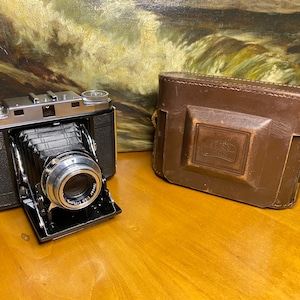 1953 6x6 Zeiss Ikon Mess Ikonta Camera 524/16 “T” coated Tessar 1:35 f=75mm lens with Synchro-Compur Shutter with Leather Carrying Case