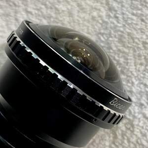 K&ouml;nnte beinhalten: Nahaufnahme eines schwarzen Kameraobjektivs mit einem gew&ouml;lbten Glaselement. Das Objektiv hat einen silbernen Ring mit geriffelter Textur und das Wort "Bicar" ist auf der Seite aufgedruckt. Das Objektiv ist f&uuml;r die Fotografie konzipiert.