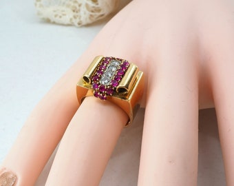 Massive Art Déco ring in 18K solid gold with diamonds and red paste stones, Stamped and heavy fine gold jewelry