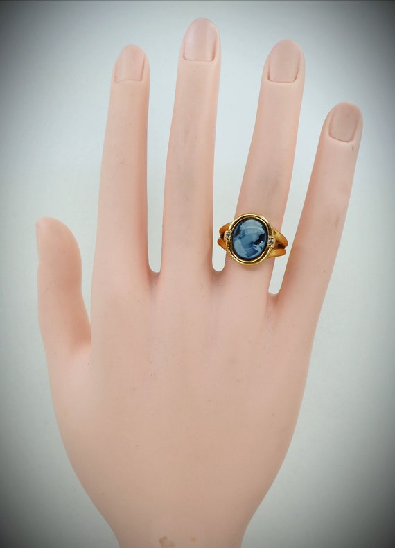 Estate hard stone carved agate ring in 18K solid … - image 9
