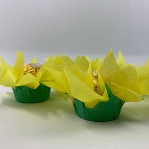 25 TRUFFLE HOLDERS - Chocolate wrappers - Forminhas para doces/brigadeiro -  Model Sunflower with green leaf on the bottom