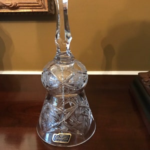 ヴィオレッタの刻印がある装飾的な鉛クリスタルガラスのベル。高さ8.5インチ。