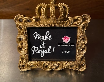 Set aus 15 kleinen goldenen königlichen Rahmen für den Hochzeitstisch
